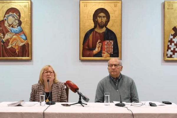 Prof. dr Vesna Dimitrijević Srećković i sagovornik na tribini o neplodnosti u savremenom braku i ulozi oca u prenatalnom periodu, ispred ikona u crkvenoj sali.