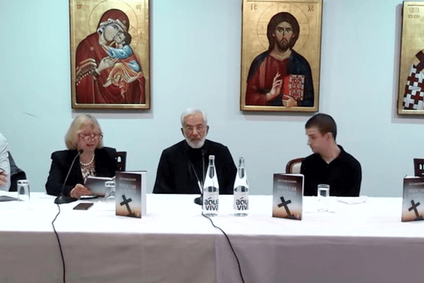 Prof. dr Vesna Dimitrijević Srećković na predstavljanju knjige Uroša Joksimovića „Rođen sam da vjerujem“, u okviru tribine Zbor zborila gospoda hrišćanska, sa učesnicima ispred ikona.