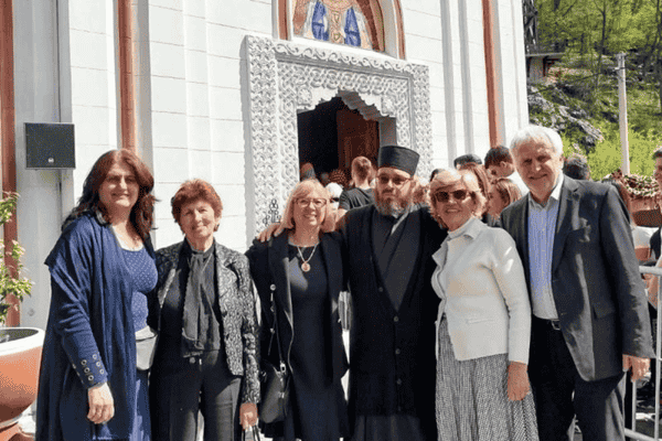 Prof. dr Vesna Dimitrijević Srećković sa učesnicima ispred Manastira Tumane, tokom predstavljanja knjige „U slavu rađanja i duhovnog traganja“.