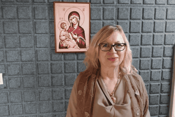 Prof. dr Vesna Dimitrijević Srećković ispred ikone Bogorodice, tokom gostovanja u emisiji Srpski most.