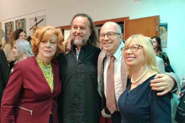 Janis Pantazis, umetnik koji istražuje uticaj muzike i drevnih zvukova na telo, emocije i duhovnost.