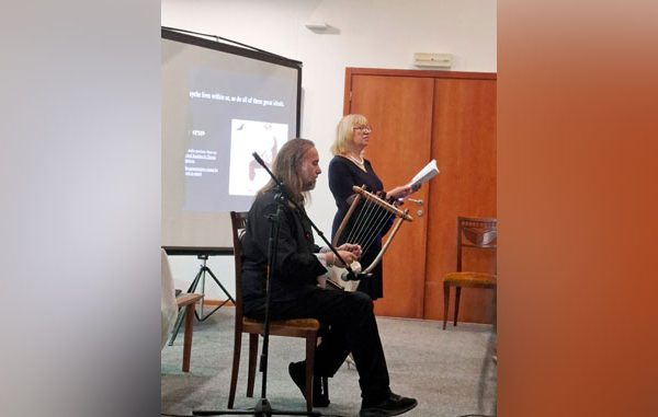 Prof. dr Vesna Dimitrijević Srećković i Janis Pantazis na predavanju „Muzikom do Hrista“ u Hramu Svetog Save.
